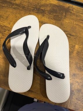 NWT Havaianas Women's White Footbed with Black Straps Flip Sandals SZ 5